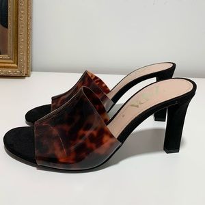 It’s a Zara heels . It’s on size 7.5